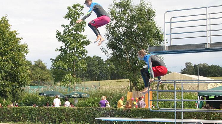 Patrick Krasser und Yannick Felbinger zeigten Sprungkünste. Foto: Sonja Adam