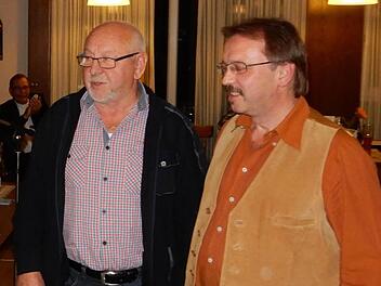 Erhard Ruder (l.) übergibt das Amt des Bildstellenleiters an Erich Kirsch. Foto: Reinhard Löwisch