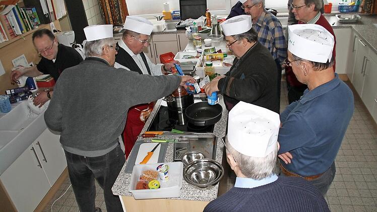 An die kochenden Männer und ihre Tomatensuppe erinnert sich Birgitt Waldner immer noch gerne.  Foto: Archiv/Angelika Luga-Braun