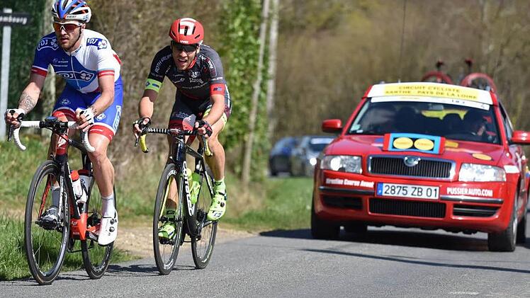 Dem späteren Sieger Marc Fournier (links) konnte der Altenkunstadter Grischa Janorschke wenige Kiloemter vor Schluss nicht mehr folgen und wurde am Ende vom Feld geschluckt. Foto: Team Roth/Elisa Haumesser