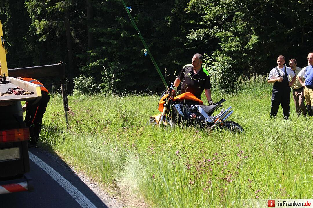 Motorradfahrer stuerzt und rutscht in Gegenverkehr - Biker verstirbt noch am Unfallort