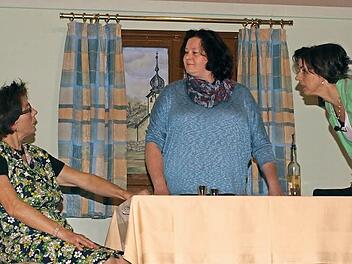 Das "Trio Infernale" (von links Margarethe Müller, Beate Werner, Renate Staab) probt den Aufstand gegen die Männer.  Fotos: Stefan Geiger