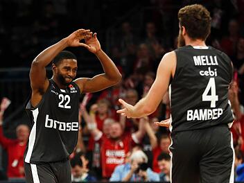 Neuzugang Jerel McNeal (l.) feiert mit dem erneut bärenstarken Nicolo Melli den Sieg. Fotos: Daniel Löb