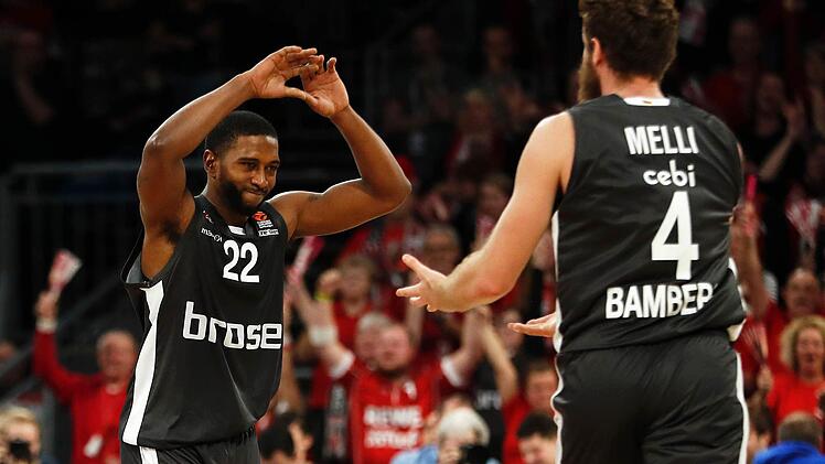 Neuzugang Jerel McNeal (l.) feiert mit dem erneut bärenstarken Nicolo Melli den Sieg. Fotos: Daniel Löb