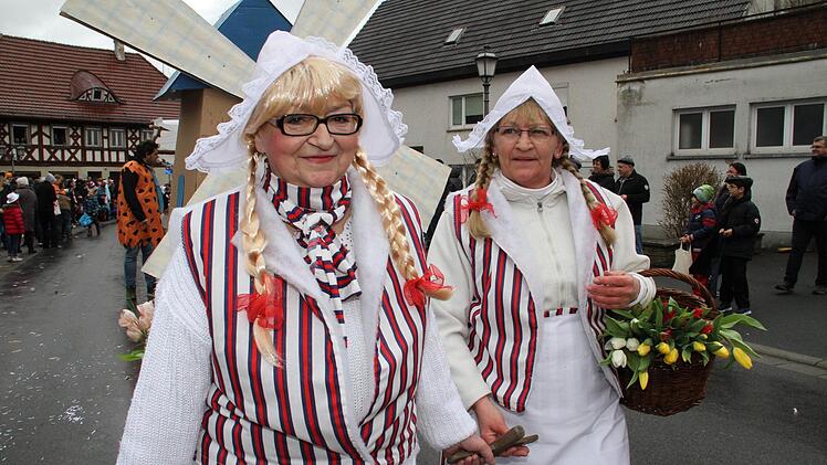 Blumen verteilten diese beiden Damen.