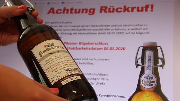 Eine Flasche der zweiten Charge, die von der Franken Br&auml;u zur&uuml;ckgerufen wird. Foto: Marco Mei&szlig;ner