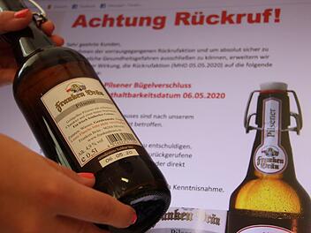 Eine Flasche der zweiten Charge, die von der Franken Bräu zurückgerufen wird. Foto: Marco Meißner