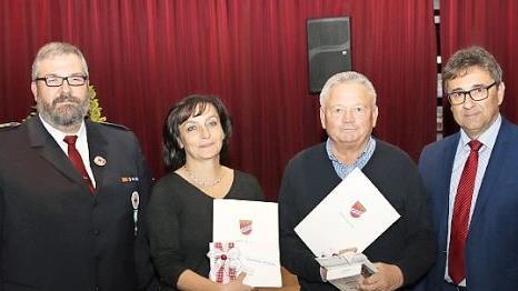Für 25 Blutspenden wurde Dorsi Klimm und für 75 Blutspenden Wolfgang Schulz durch den Bereitschaftsleiter Markus Geiger (links) und Bürgermeister Rolf Rosenbauer geehrt.
