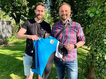 Thiago Welter (links) wird der neue Trainer der Hammelburg Volleys. Dar&uuml;ber freut sich Teammanager Frank Jansen. Foto: Olly Wendt