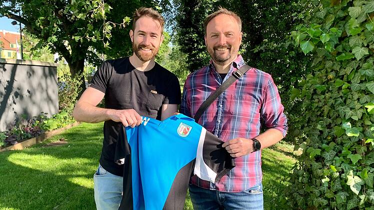 Thiago Welter (links) wird der neue Trainer der Hammelburg Volleys. Dar&uuml;ber freut sich Teammanager Frank Jansen. Foto: Olly Wendt