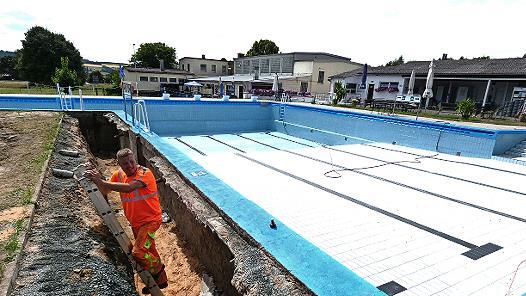 Auf Hochtouren laufen derzeit die Sanierungsarbeiten am gemeindlichen Freibad.