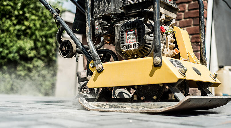 Sonnenpl&auml;tzchen Bamberg: R&uuml;ttelplatte f&auml;hrt gegen Auto - 3000 Euro Schaden