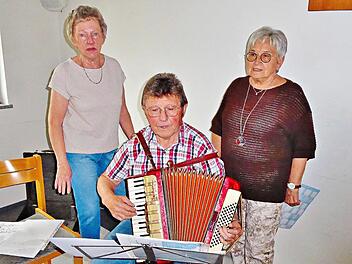 Ingrid Zapf, Edwin Jungkunz und Maria Winkler (von links) brachten Volks- und Wallfahrtslieder zu Geh&ouml;r.  Bernd Kleinert