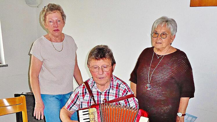 Ingrid Zapf, Edwin Jungkunz und Maria Winkler (von links) brachten Volks- und Wallfahrtslieder zu Geh&ouml;r.  Bernd Kleinert