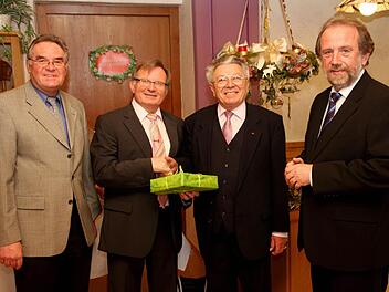 Altbürgermeister und Ehrenbürger Hans Schuster (2.v.r.) hat seinen 85. Geburtstag gefeiert. Foto: privat