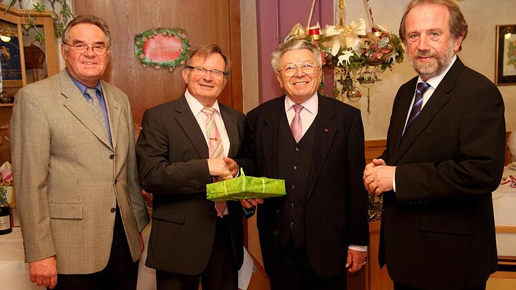 Altbürgermeister und Ehrenbürger Hans Schuster (2.v.r.) hat seinen 85. Geburtstag gefeiert. Foto: privat