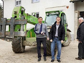 Der bisherige Vorsitzende Andreas Will (rechts) übergibt den Maschinenring Bamberg in jüngere Hände. Zu seinem Nachfolger wurde Andreas Hoffmann (Mitte gewählt). Links Geschäftsführer Matthias Weigand. Der Teleskoplader dahinter ist nur eine der vielen Maschinen und Geräte, die der Ring seinen Mitgliedern vermittelt. Foto: Matthias Hoch