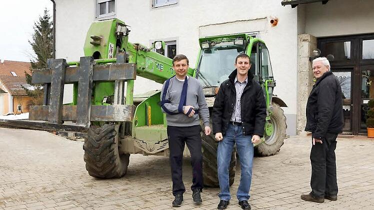 Der bisherige Vorsitzende Andreas Will (rechts) übergibt den Maschinenring Bamberg in jüngere Hände. Zu seinem Nachfolger wurde Andreas Hoffmann (Mitte gewählt). Links Geschäftsführer Matthias Weigand. Der Teleskoplader dahinter ist nur eine der vielen Maschinen und Geräte, die der Ring seinen Mitgliedern vermittelt. Foto: Matthias Hoch
