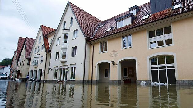 Hochwasser hat in Veringenstadt (Baden-W&uuml;rttemberg) einen Teil der Stadt &uuml;berflutet. Foto: Daniel Bockwoldt/dpa