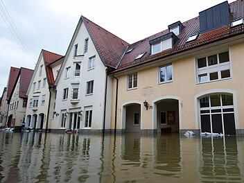 Hochwasser hat in Veringenstadt (Baden-Württemberg) einen Teil der Stadt überflutet. Foto: Daniel Bockwoldt/dpa
