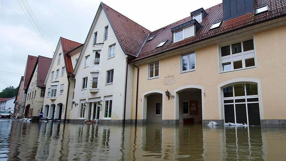 Hochwasser hat in Veringenstadt (Baden-Württemberg) einen Teil der Stadt überflutet. Foto: Daniel Bockwoldt/dpa