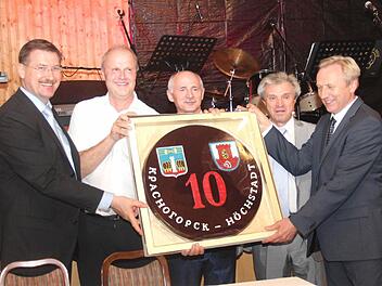 Bei der zehnjährigen Jubiläumsfeier der Städtepartnerschaft zwischen Höchstadt und Krasnogorsk gab es auch Geschenke. Hier ein Geschenk aus Schokolade - von links: Pavel Starikov, Bürgermeister Gerald Brehm, Adnan Eldarcharov, Nicolaj Hatkewitsch (war bei der 1. Delegation 1997 in Hös dabei), Bürgermeister Viktor Kruglikov. Foto: Johanna Blum