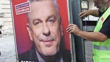 Manfred Schott stellt seit 1996 für die Coburger SPD die Wahlplakate auf. "Das krieg ich gut bezahlt", sagt er.