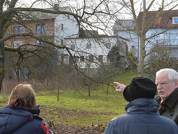 Liebhard Löffler, Vorsitzender des Tierschutzvereins, sieht sich vor Ort um. Die Pferde stehen in dem unteren Teil des Anbaues. Fotos: Rinklef