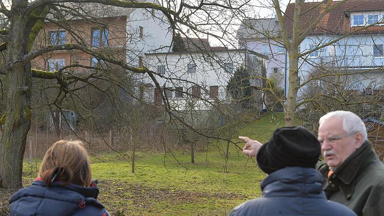 Liebhard Löffler, Vorsitzender des Tierschutzvereins, sieht sich vor Ort um. Die Pferde stehen in dem unteren Teil des Anbaues. Fotos: Rinklef