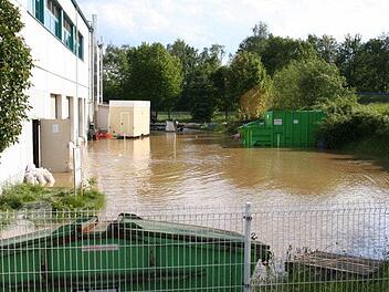 Stand bei Hochwasser mehrmals unter Wasser: das frühere Produktionsgebäude der Metzgerei Weiß in der E.-C.-Baumann-Straße. Die Immobilie wurde gestern versteigert - ...