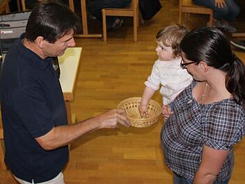 Nachdem zwei Wahlgänge keine Entscheidung gebracht hatten, durfte die kleine Ida das Los ziehen und damit den Ortssprecher für Lind, Losbergsgereuth und Ottneuses bestimmen. Unser Bild zeigt die kleine Glücksfee mit Wahlleiter Kurt Weißheimer und ihrer Mama, Kathrin Schwarz.