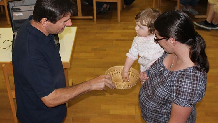 Nachdem zwei Wahlgänge keine Entscheidung gebracht hatten, durfte die kleine Ida das Los ziehen und damit den Ortssprecher für Lind, Losbergsgereuth und Ottneuses bestimmen. Unser Bild zeigt die kleine Glücksfee mit Wahlleiter Kurt Weißheimer und ihrer Mama, Kathrin Schwarz.