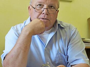 Konzentration beim Aktenstudium: der neue Kirchlauterer Bürgermeister Karl-Heinz Kandler Foto: Katja Müller
