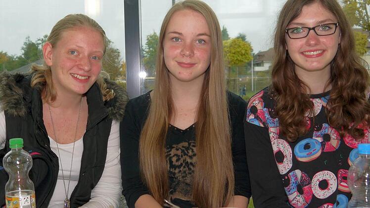 Carolin Oeler (links): "Ich komme zweimal die Woche zum Mittagessen. Mir schmeckt es. Vorher sind wir mittags immer in die Cafeteria, zum Schulkiosk oder in den Bahnhof gegangen. Man musste sich halt immer was suchen. Gut, dass das jetzt nicht mehr so ist."Antonia Altmann (Mitte): "Bisher hat mir das Essen immer geschmeckt. Ich kann auch gar nicht sagen, ob irgendetwas besonders gut war. Vorbestellt habe ich bisher noch nicht - ich schaue immer, was es gibt. Wichtig ist immer ein guter Nachti...