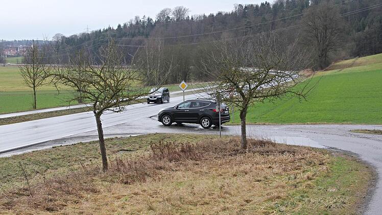 Diese Zufahrt, von der Hummelgasse in Heubach in die B 279, stellt nach Meinung von Bürgermeister Jürgen Hennemann einen Gefahrenpunkt dar. Auch deshalb ist diese Straße, zwischen der Straße "Gartenäcker" in Heubach und der B 279, nicht als Durchgangs- sondern als Anliegerstraße ausgeschildert.  Foto: Helmut Will