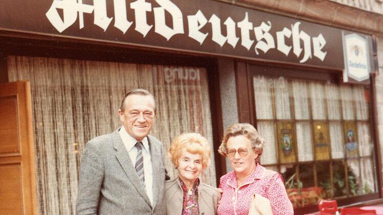 Stadtbummel im September 1982: In der Mitte Ruth Goldzweig, begleitet von Fritz und Edith Schiffner.  Foto: Wolfgang Schoberth