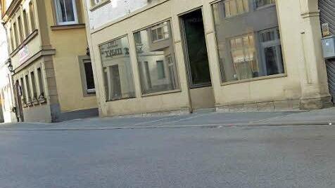 Leere Schaufenster, wie hier in Ebern, prägen viele Dorf- und Stadtkerne im Landkreis Haßberge. Foto: Johanna Eckert