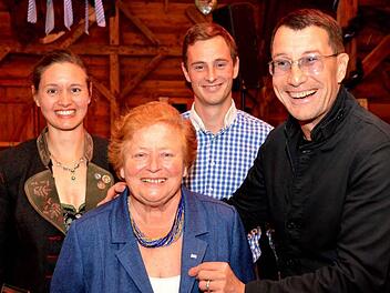 "DBK" in Weißgold mit Brillanten, eine eigens von Malte Meinck geschaffene Auszeichnung, verliehen DBK-Vorsitzende Liane Horch und ihr Stellvertreter Christian Heilmann an die Gründerin der DBK Johanna Keul. Auf unserem Fotovon links:Liane Horch, Johanna Keul,Christian Heilmann und Malte Meinck.  Foto: Peter Rauch