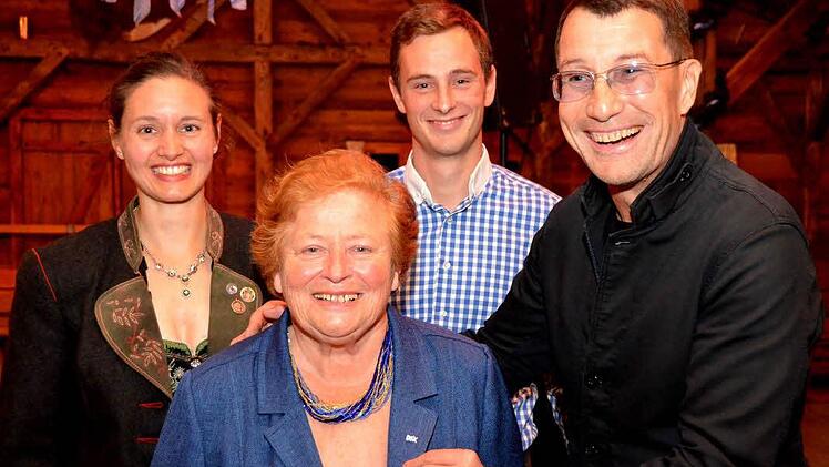 "DBK" in Weißgold mit Brillanten, eine eigens von Malte Meinck geschaffene Auszeichnung, verliehen DBK-Vorsitzende Liane Horch und ihr Stellvertreter Christian Heilmann an die Gründerin der DBK Johanna Keul. Auf unserem Fotovon links:Liane Horch, Johanna Keul,Christian Heilmann und Malte Meinck.  Foto: Peter Rauch