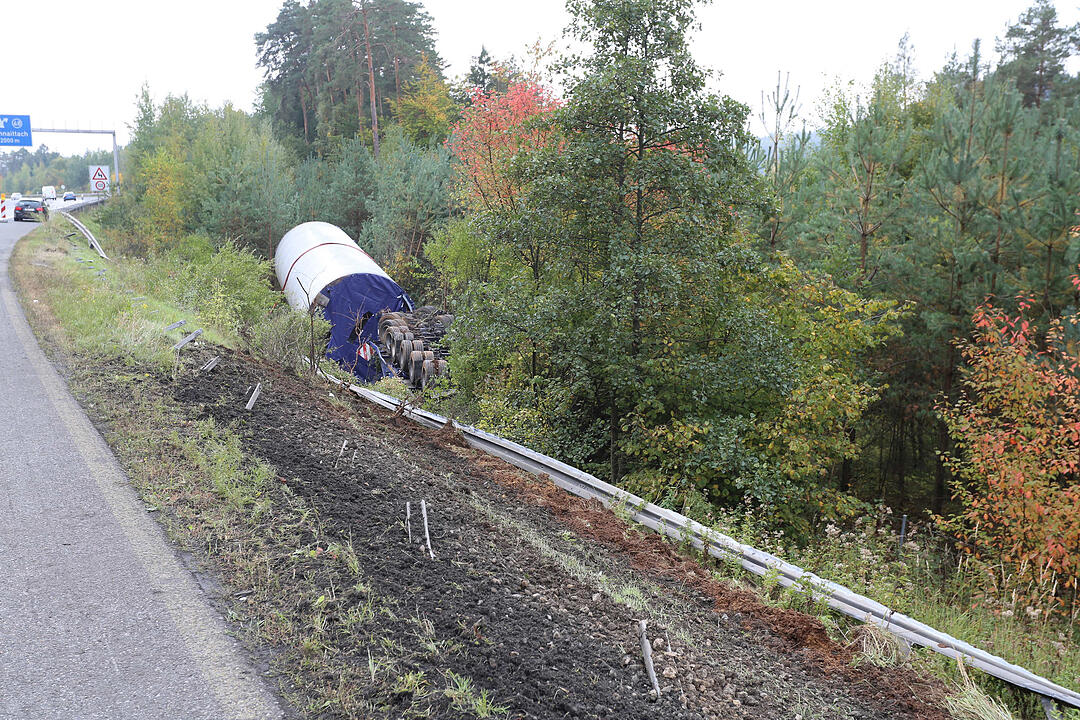 Schwertransporter verunglückt auf A9