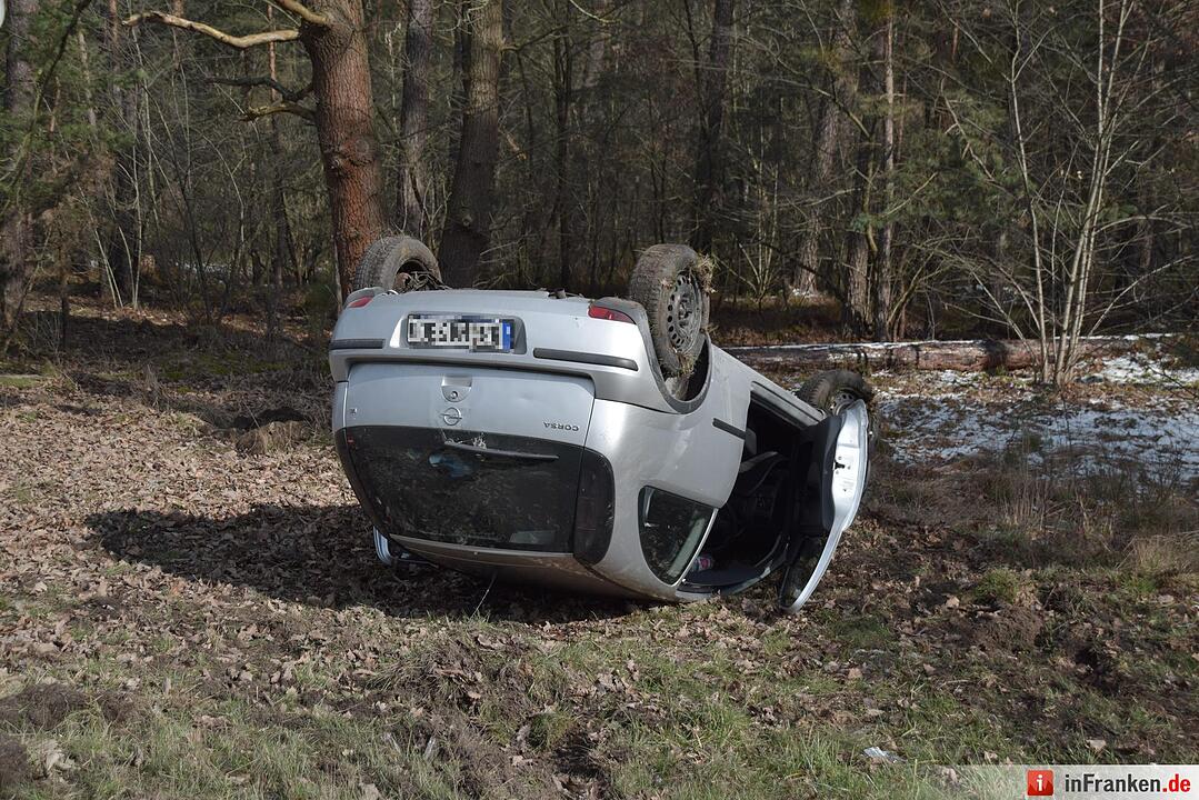 Auto überschlägt sich auf Regenburger Straße in Nürnberg