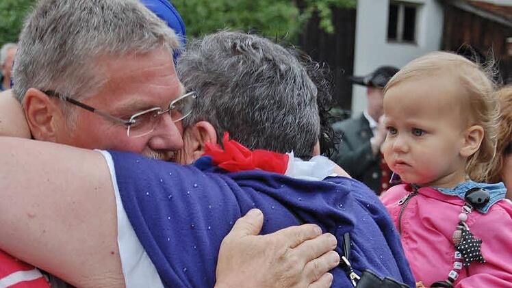Große Wiedersehensfreude herrschte in Lauter nach zwei Jahren.  Fotos: Sigismund von Dobschütz