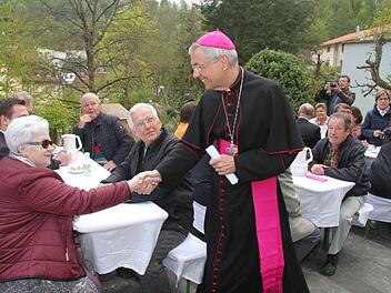 Unsere Liebe Frau: Erzbischof Ludwig Schick segnete das sanierte Pfarrhaus und mischte sich dann unter das Kirchenvolk. Fotos: Sonny Adam