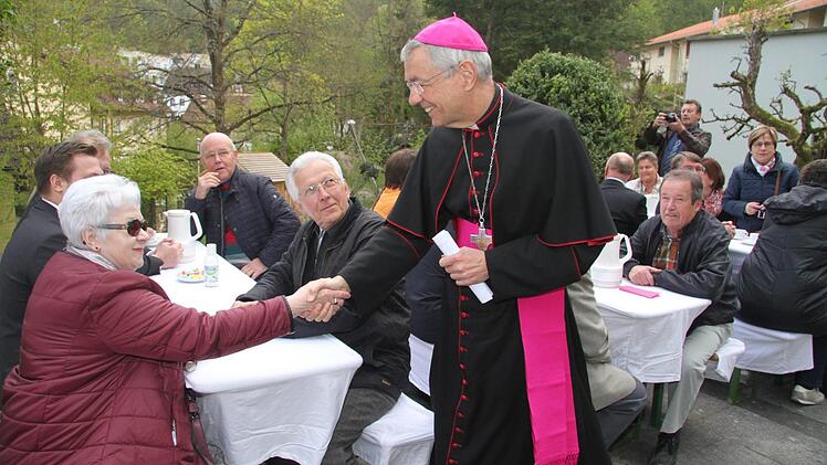 Unsere Liebe Frau: Erzbischof Ludwig Schick segnete das sanierte Pfarrhaus und mischte sich dann unter das Kirchenvolk. Fotos: Sonny Adam