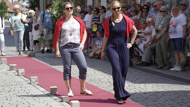Mit der Kissinger Straße als "Catwalk", zeigten die Mode-, Sport- und Textilhäuser Hammelburgs ihre Sommerkollektionen. Foto: Winfried Ehling