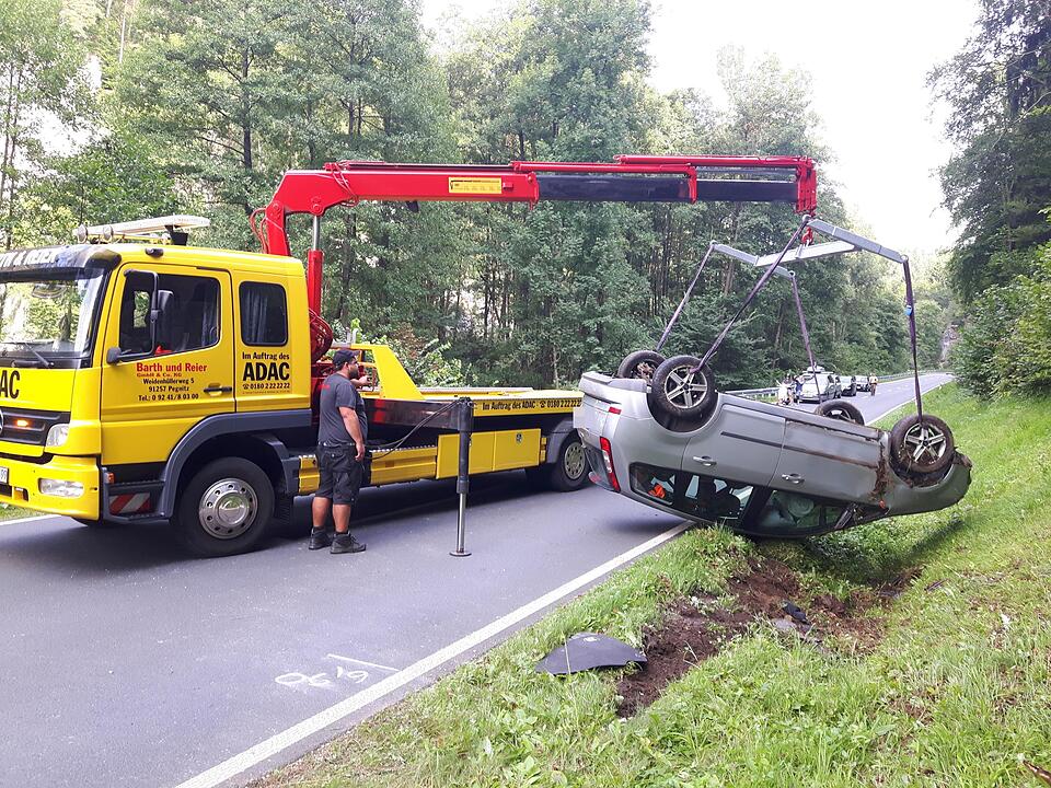 Spektakulärer Unfall bei Pottenstein: Pkw überschlägt sich und landet auf Dach