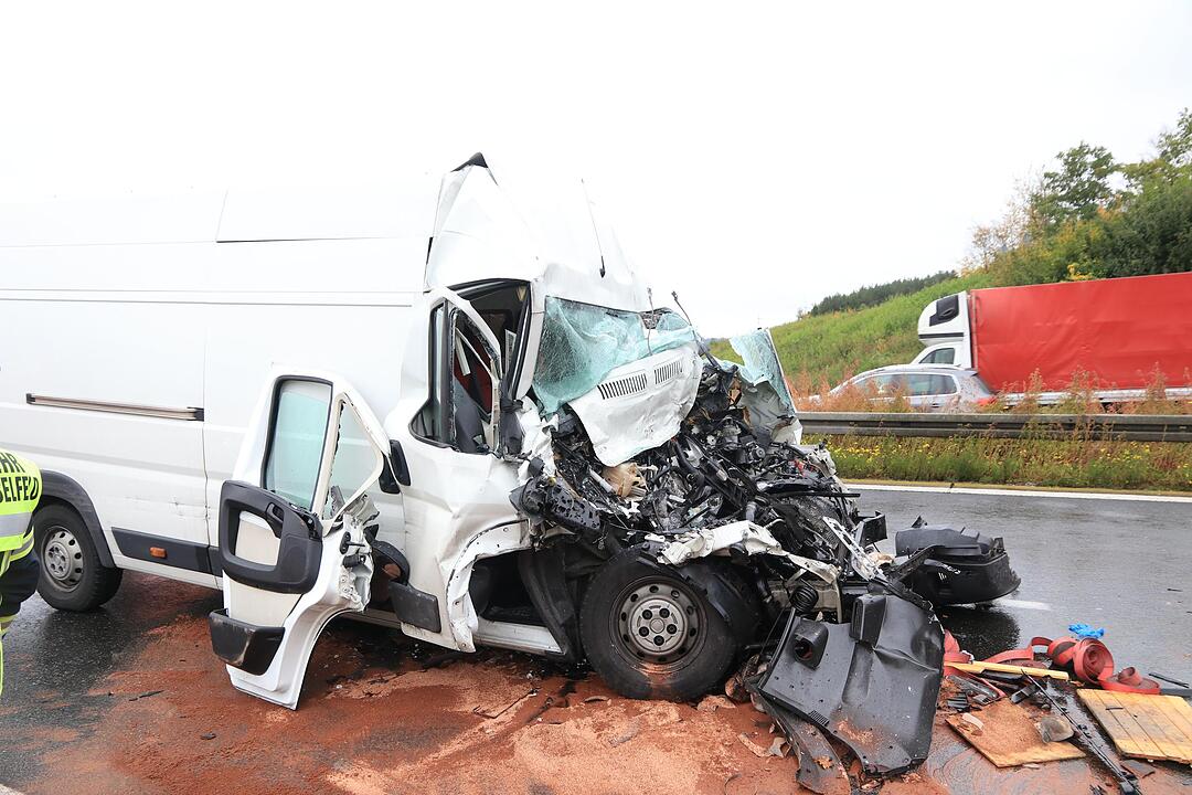A3 im Kreis Bamberg: Kleintransporter fährt ungebremst auf Stauende auf – Lebensgefahr