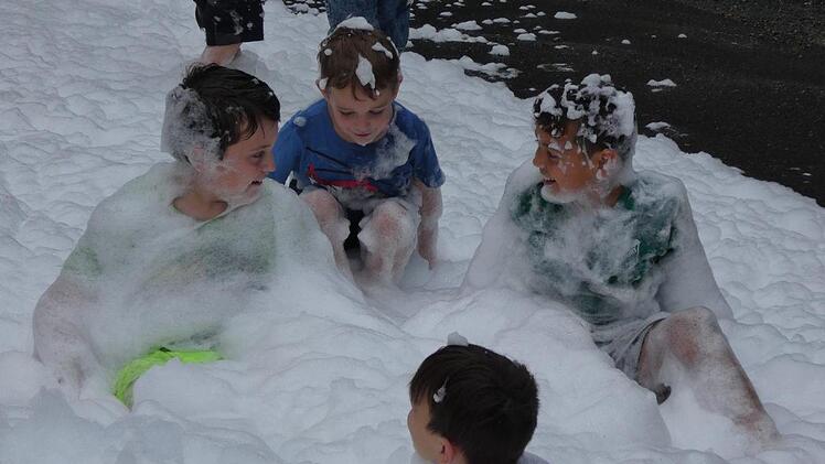 Der Schaum war f&uuml;r die Kinder der H&ouml;hepunkt des Nachmittages. Foto: Christian Licha