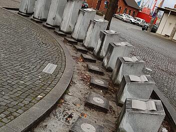 Seit 17 Jahren gibt es den Zeitbrunnen von Harald Winter am Forchheimer Bahnhof. Allerdings stand der Brunnen die meiste Zeit still.  Foto: Ekkehard Roepert