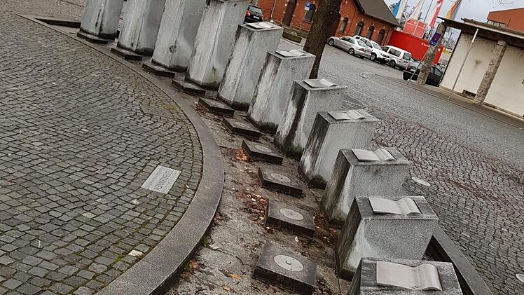 Seit 17 Jahren gibt es den Zeitbrunnen von Harald Winter am Forchheimer Bahnhof. Allerdings stand der Brunnen die meiste Zeit still.  Foto: Ekkehard Roepert
